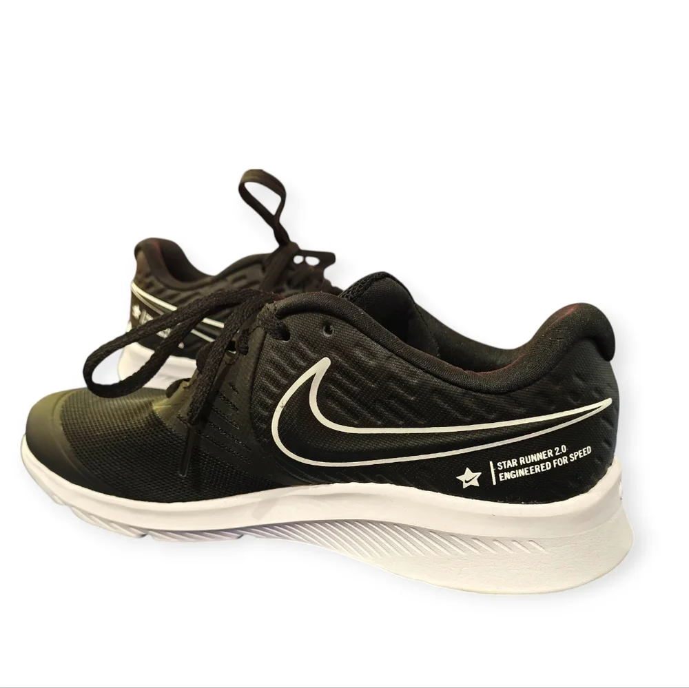 Size 4 Y Nike Running Shoes Boys Nike Sneakers Like New!! - Picture 2 of 6